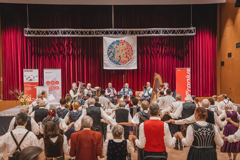 RawmanPictures - Sebastian Schiefermayr | Volkstanzfest | Traditionelles Tanzfest, Folkloremusik, farbenfrohe Trachten, kulturelle Veranstaltung, Gemeinschaft.