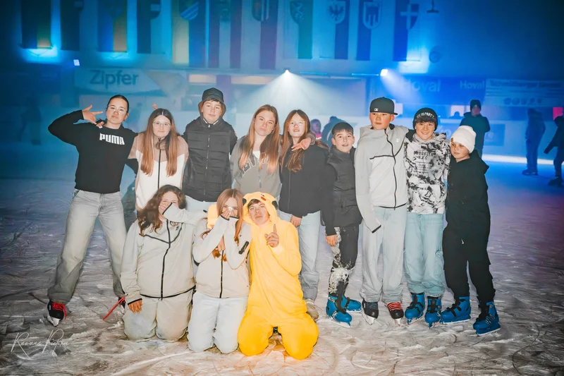 RawmanPictures - Sebastian Schiefermayr | Eisdisco Marchtrenk | Eisbahn Gruppenfoto: Jugendliche beim Schlittschuhlaufen. Winterspaß. Veranstaltung Fotografie.