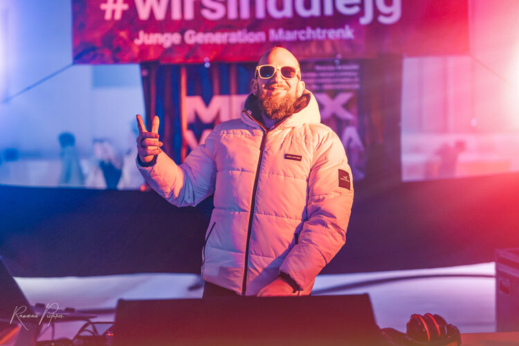 RawmanPictures - Sebastian Schiefermayr | Eisdisco Saisonfinale 2024 | DJ im Neonlicht: Eventfotografie, moderne Beleuchtung, dynamische Augenblicke festgehalten.