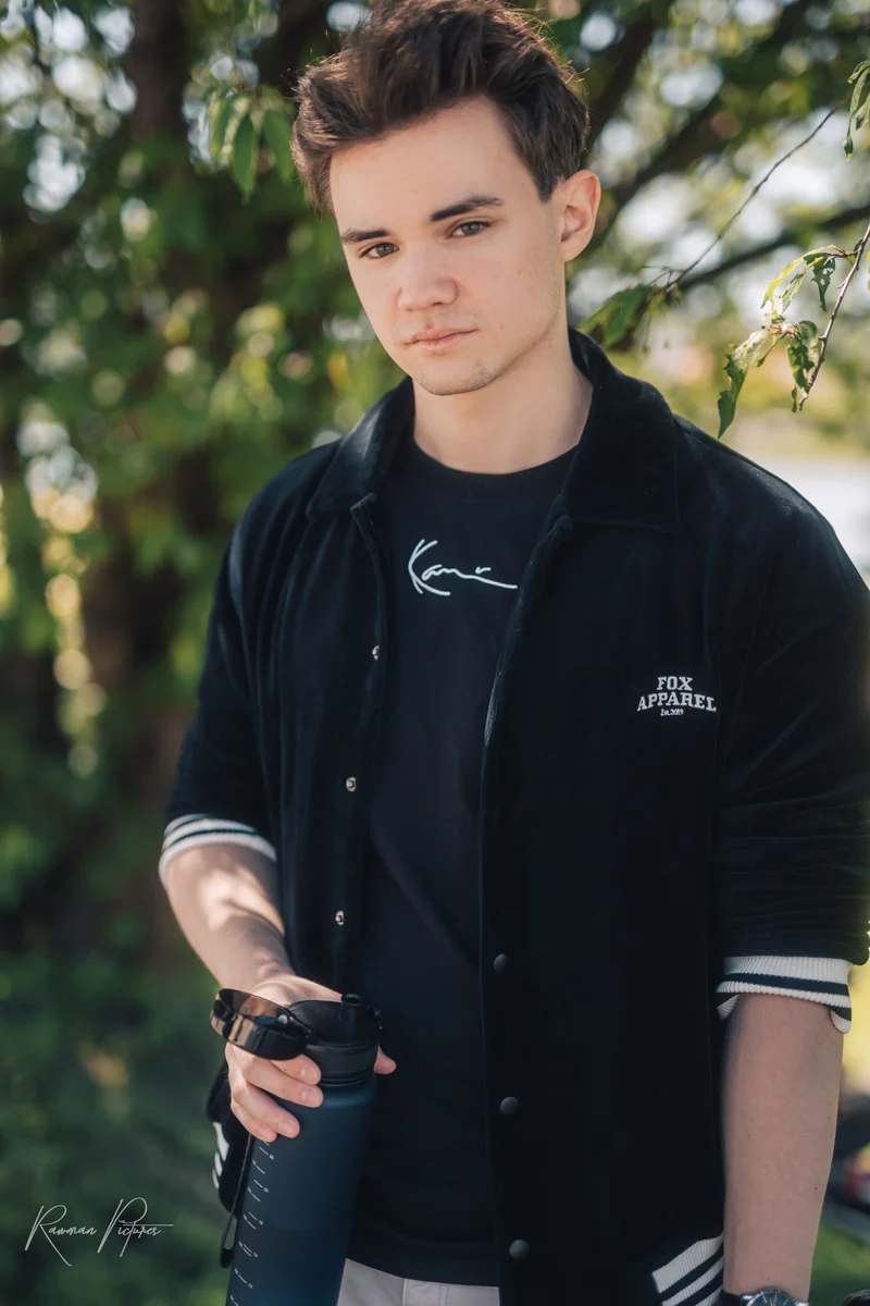 RawmanPictures - Sebastian Schiefermayr | Shooting Alex, Markus & Max | Junger Mann im Freien, stilvolle Modefotografie, natürliche Beleuchtung, moderne Porträtfotografie.