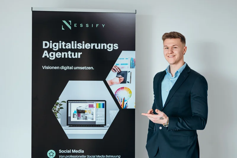 RawmanPictures - Sebastian Schiefermayr | Bussines-Shooting Nessify | Junger Mann präsentiert Digitalisierungsagentur, Social Media Beratung, Digitalisierung, Werbebanner.