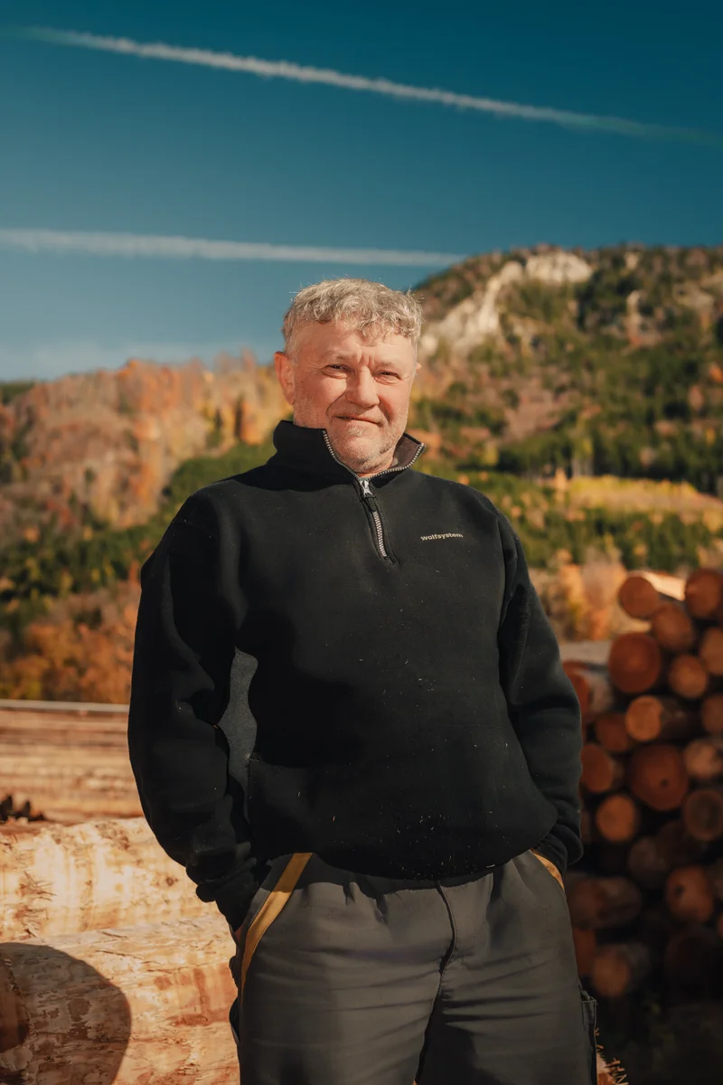 RawmanPictures - Sebastian Schiefermayr | Sägewerk Löberbauer | Portraitfotografie im Freien, natürliche Beleuchtung, herbstliche Berglandschaft, lässige Pose.