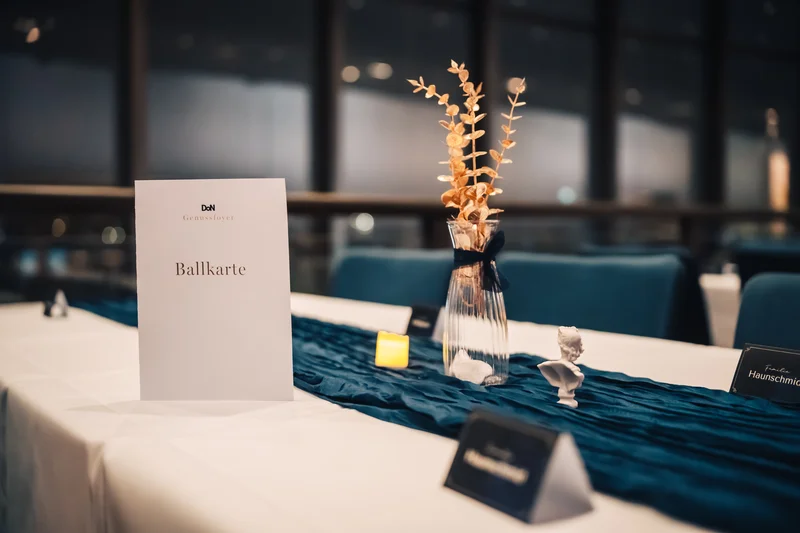 RawmanPictures - Sebastian Schiefermayr | Maturaball HTL1 | Elegante Eventfotografie, stilvolle Tischdekoration bei Abendveranstaltung, Ambientebeleuchtung.