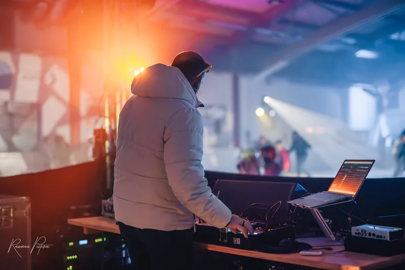 RawmanPictures - Sebastian Schiefermayr | Eisdisco Saisonfinale 2024 | DJ bei einer Veranstaltung mischt Musik mit laptops. Beeindruckende Bühnenbeleuchtung.