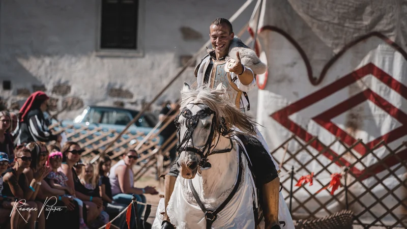 RawmanPictures - Sebastian Schiefermayr | Ritterturnier Burg Clam | Pferde-Reitshow bei Mittelalter-Festival, Zuschauer begeistert von beeindruckender Reitkunst.