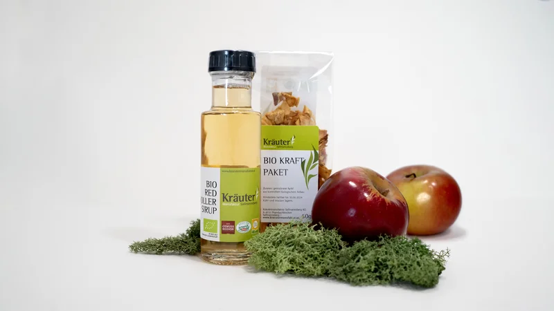 RawmanPictures - Sebastian Schiefermayr | Kräuter­manufaktur Sallmannsberg | Bio-Produkte fotografieren: Apfelsaft, Trockenfrüchte, frische Äpfel; natürliche Lebensmittelaufnahme.