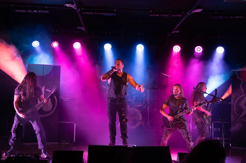 RawmanPictures - Sebastian Schiefermayr | Krampusnacht | Livekonzert Fotografie: Dynamische Bühnenmomente in lebendigen Farben festhalten.