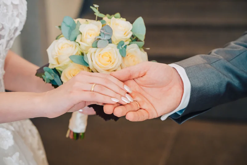 RawmanPictures - Sebastian Schiefermayr | Hochzeit Natalia & Jürgen | Hochzeitsfotografie: Hände, Ringe, Blumenstrauß; festliche Momente für immer bewahren.
