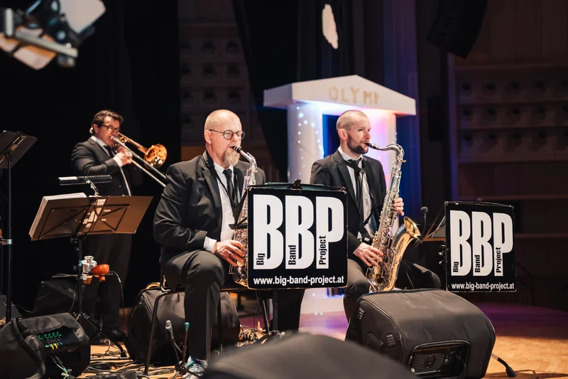 RawmanPictures - Sebastian Schiefermayr | Maturaball HTL1 | Big Band Konzertfotografie, Musiker auf Bühne, Live-Event, Blasinstrumente, Bühnenperformance.