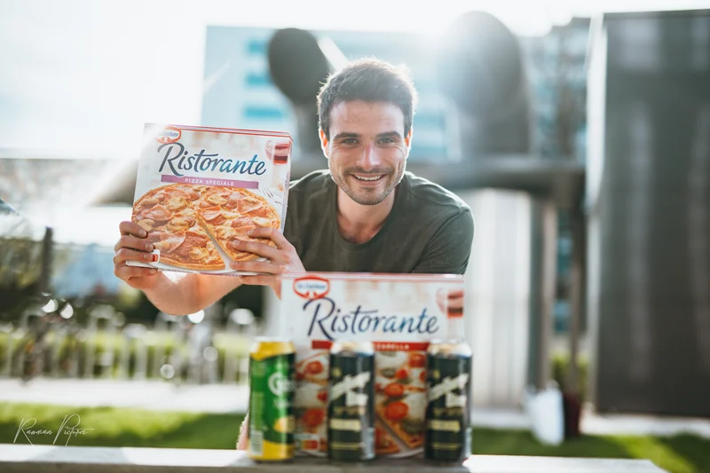 RawmanPictures - Sebastian Schiefermayr | Musikvideodreh "Flinz Asozial" | Junger Mann mit Pizza-Verpackungen, Getränke im Freien. Perfekt für Lifestyle-Fotoshootings.