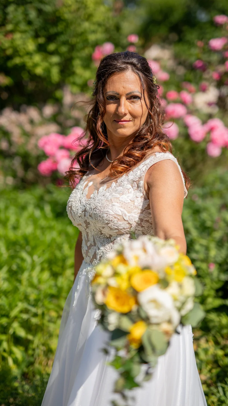 RawmanPictures - Sebastian Schiefermayr | Hochzeit Traude & Gerhard | Braut im Garten mit Blumenstrauß, Hochzeitsfotografie, romantische Erinnerung festhalten.