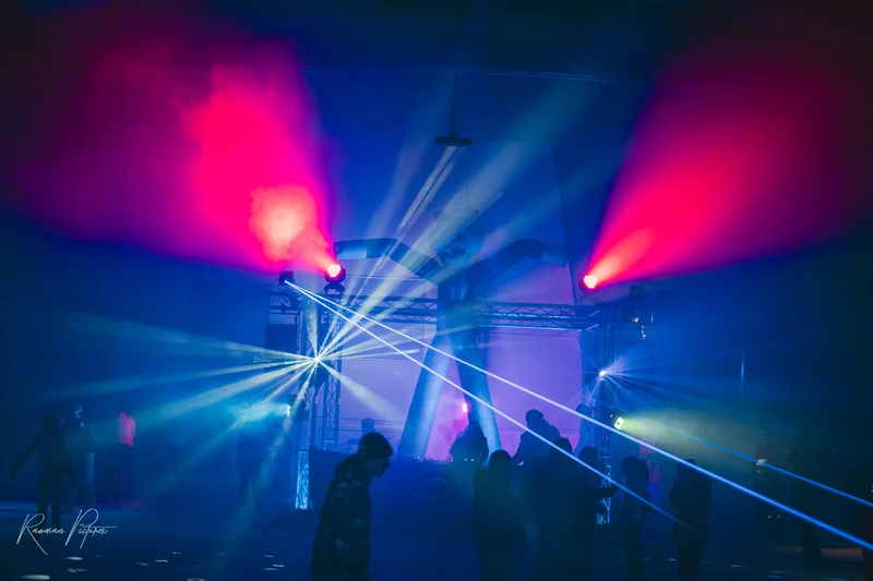 RawmanPictures - Sebastian Schiefermayr | Eisdisco Marchtrenk | Lichtshow und Tanz: Eventfotografie mit Laser und Bühnenbeleuchtung.