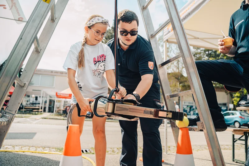 RawmanPictures - Sebastian Schiefermayr | Sommereisdisco | Erlebnis Fotografie: Kinder lernen die Grundlagen der Sicherheitstechnik.
