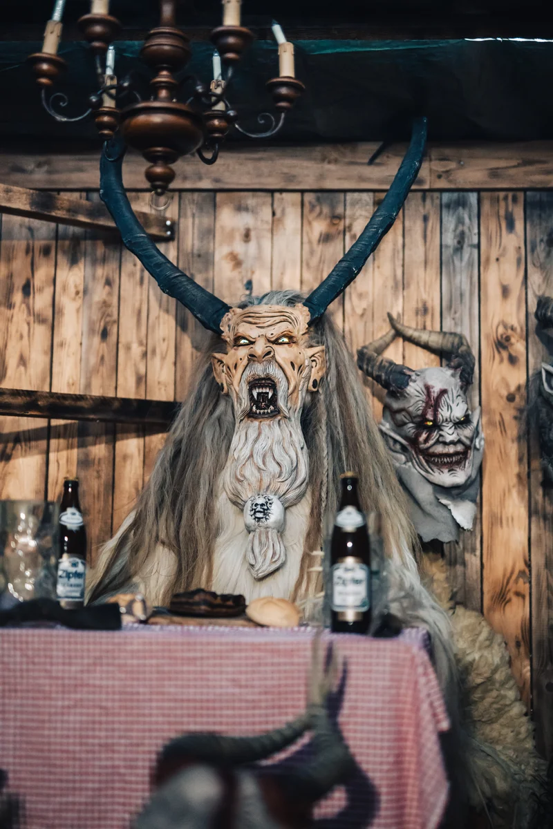 RawmanPictures - Sebastian Schiefermayr | Maskenausstellung | Gruselige Maskenfotografie, traditionelle Kunscht, rustikales Dekor, einzigartige Charaktere.