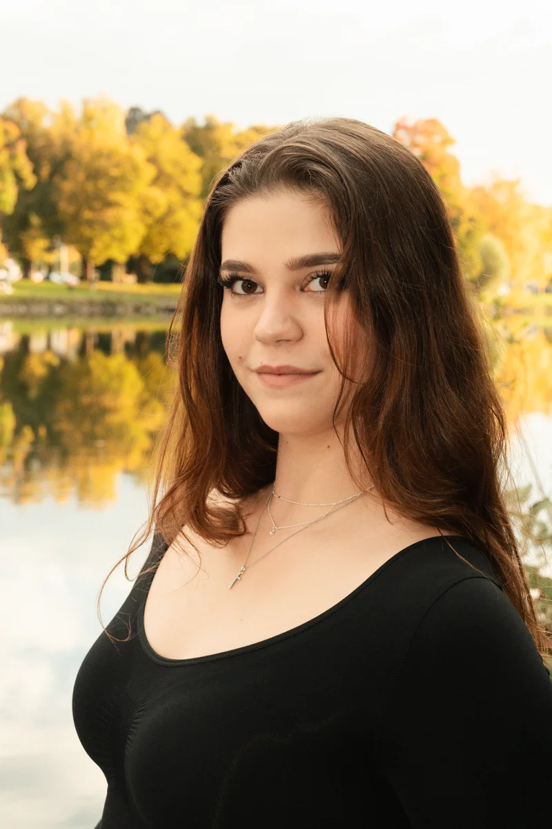 RawmanPictures - Sebastian Schiefermayr | Portraitshooting Vanessa S. | Porträtfotografie im Herbst am See - Natürliche Schönheit und sanftes Licht eingefangen.