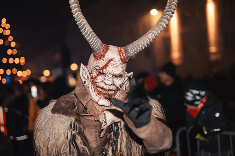 RawmanPictures - Sebastian Schiefermayr | Perchtenlauf Eferding | Krampus-Kostüm bei Nachtfest: Einzigartige Porträtfotografie in stimmungsvoller Atmosphäre.