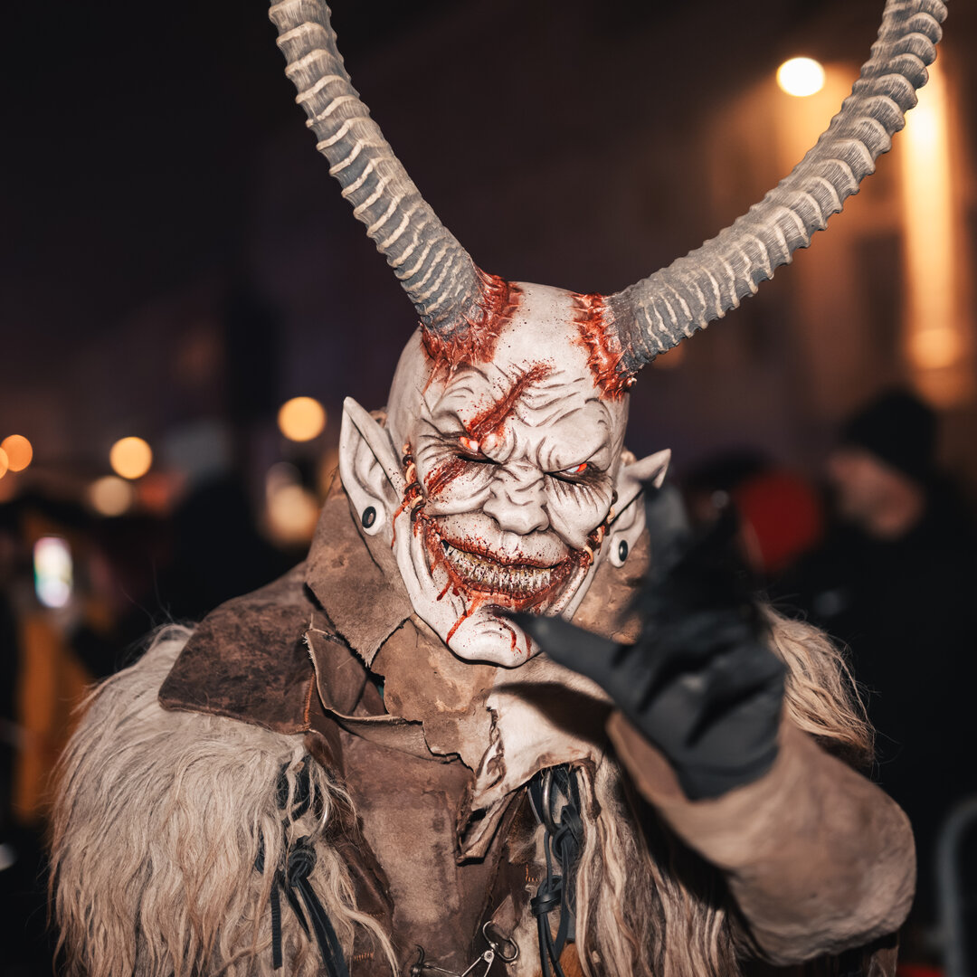RawmanPictures - Sebastian Schiefermayr | Perchtenlauf Eferding | Krampus-Kostüm bei Nachtfest: Einzigartige Porträtfotografie in stimmungsvoller Atmosphäre.