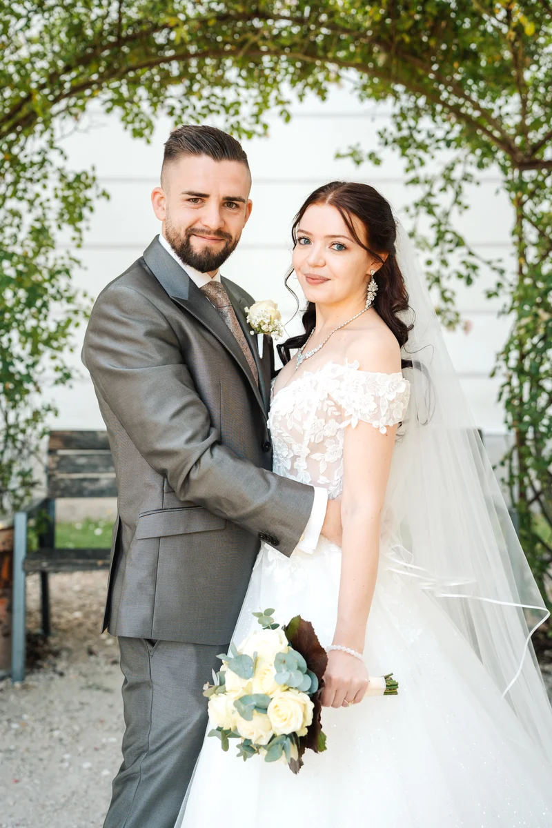 RawmanPictures - Sebastian Schiefermayr | Hochzeit Natalia & Jürgen | Elegantes Hochzeitsportrait, Brautpaar im Garten, festliche Hochzeitsfotografie, natürlicher Stil.