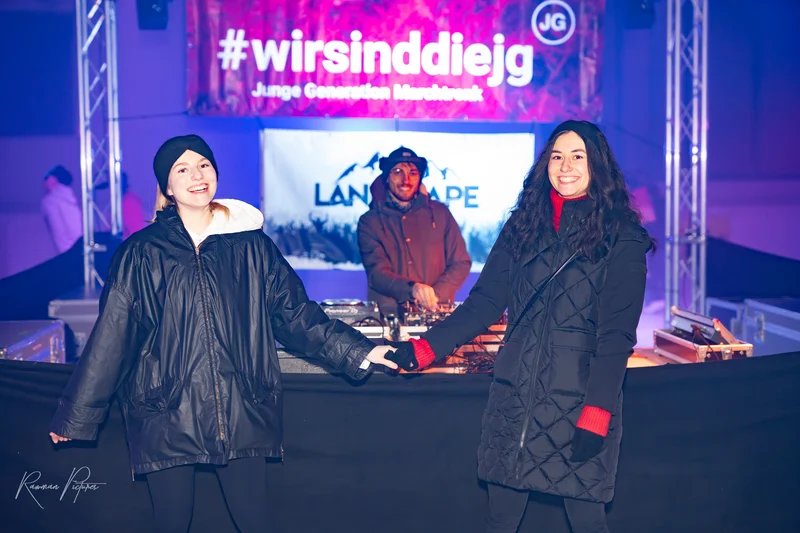 RawmanPictures - Sebastian Schiefermayr | Eisdisco Marchtrenk | DJ-Nachtveranstaltung: Begeistertes Publikum genießt stimmungsvolle Musik. Eventfotografie.