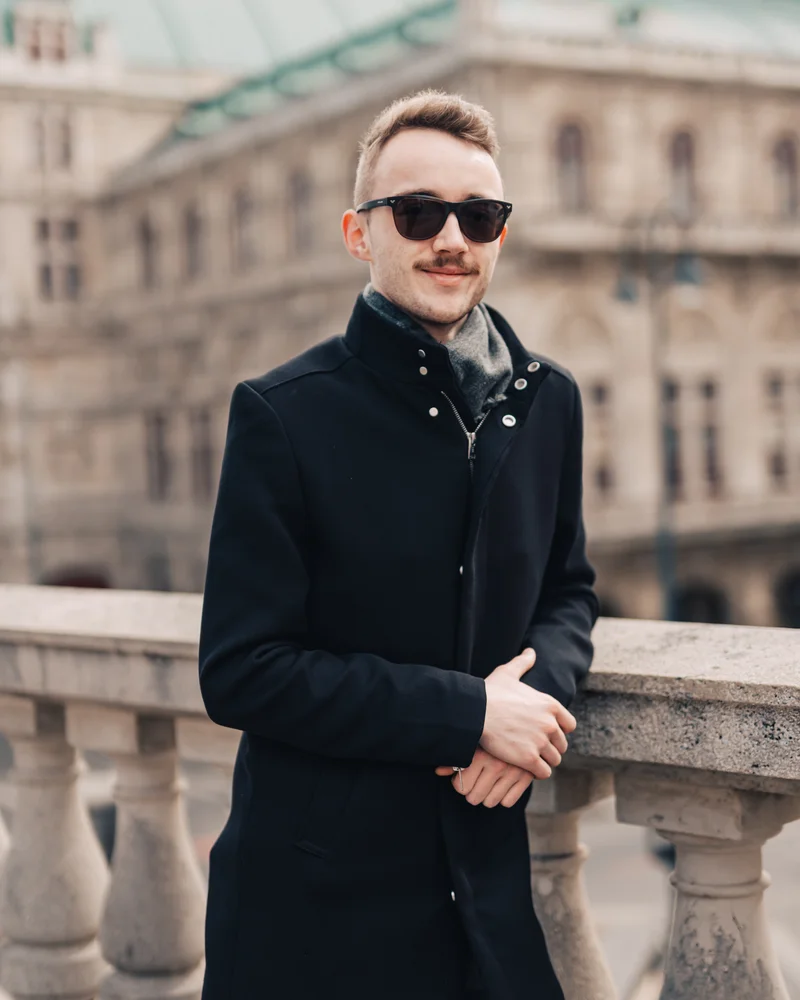 RawmanPictures - Sebastian Schiefermayr | Daytrip Wien | Klassisches Porträtfoto vor historischer Kulisse – stilvoll und zeitlos mit urbanem Flair.