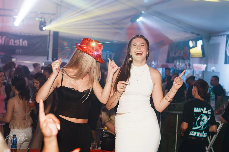 RawmanPictures - Sebastian Schiefermayr | Stadtfest-Marchtrenk  | Partyfotografie, fröhliche Menschen tanzen und feiern ausgelassen auf einer lebendigen Veranstaltung.