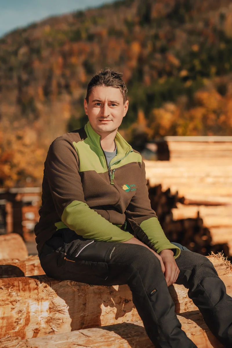 RawmanPictures - Sebastian Schiefermayr | Sägewerk Löberbauer | Outdoor-Portrait bei Herbstlicht, Naturfotografie, authentische Waldatmosphäre, Holz und Natur.