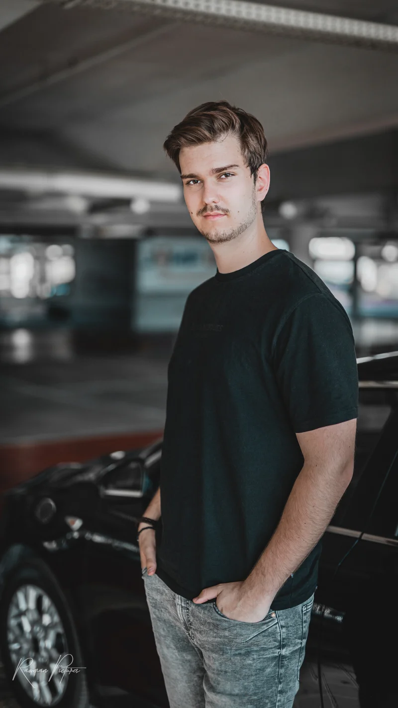 RawmanPictures - Sebastian Schiefermayr | Personal Shooting | Männliches Portrait in urbaner Kulisse - authentische Momentaufnahme für stilvolle Fotografie.