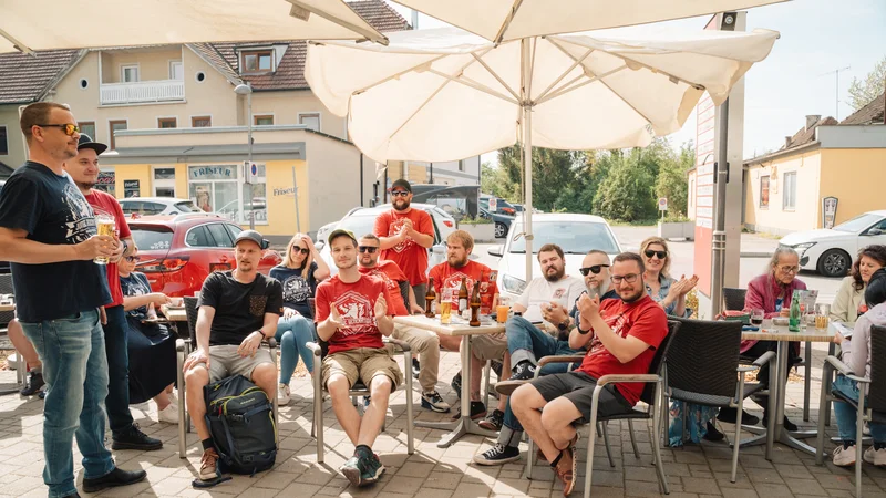RawmanPictures - Sebastian Schiefermayr | Charity Brunch | Outdoor-Event mit Freunden unter Sonnenschirmen, entspannte Atmosphäre, sommerliche Fotografie.