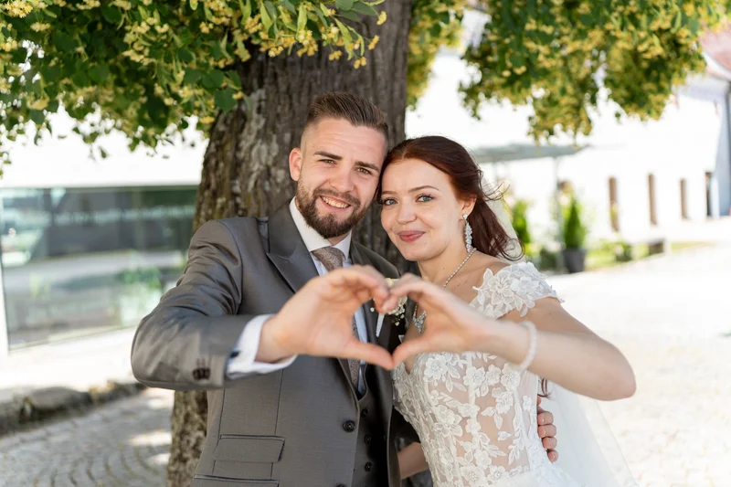 RawmanPictures - Sebastian Schiefermayr | Hochzeit Natalia & Jürgen | Glückliches Hochzeitspaar unter Baum, romantische Hochzeitsfotografie im Freien.