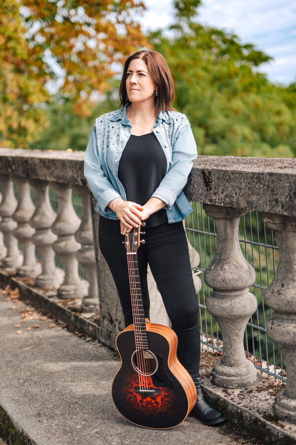 RawmanPictures - Sebastian Schiefermayr | Portraitshooting Tamara R. | Musikerin im Freien mit Gitarre – Outdoor-Porträtsession für kreative Fotografien.