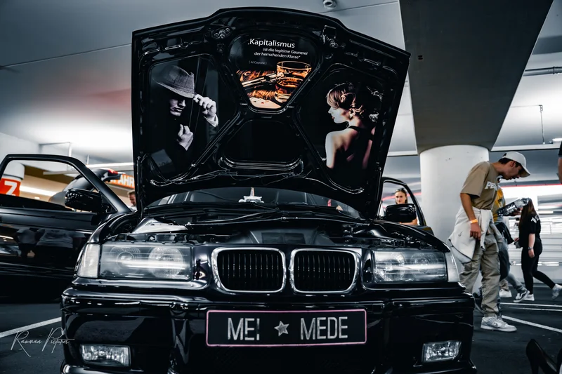 RawmanPictures - Sebastian Schiefermayr | Night of Wheels | Tuning-Auto im Parkhaus: Kreative Fotografie, Fahrzeugdetails und urbane Atmosphäre.