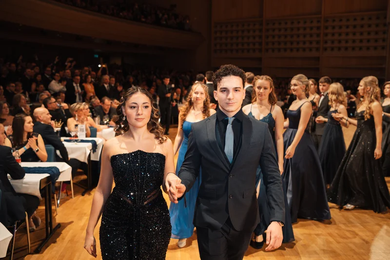 RawmanPictures - Sebastian Schiefermayr | Maturaball HTL1 | Elegante Abendveranstaltung: Junge Paare in festlicher Kleidung auf dem Ball. Eventfotografie.