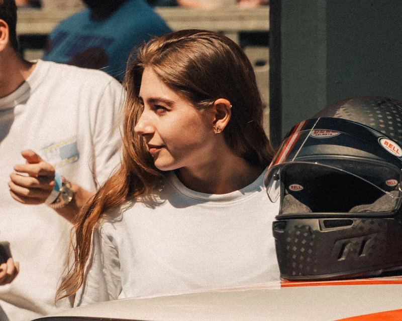 RawmanPictures - Sebastian Schiefermayr | Motortag 2026 | Junge Frau bei Motorsport-Event mit Helm – dynamische Eventfotografie.
