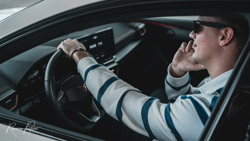 RawmanPictures - Sebastian Schiefermayr | Shooting Fabian K. | Mann im Auto telefoniert, moderne Fahrzeugfotografie, urbaner Lifestyle, Innenraum eines Fahrzeugs.