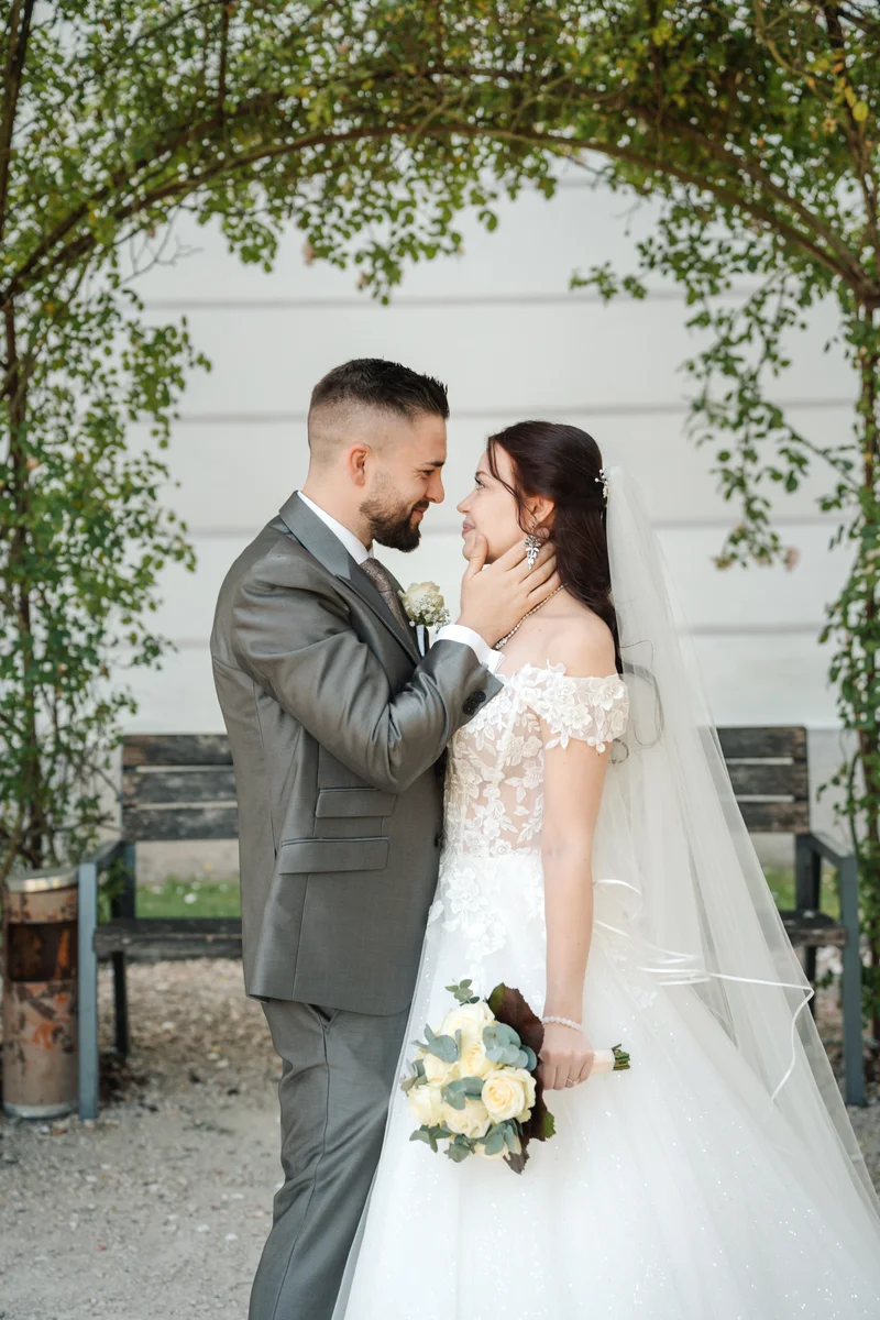 RawmanPictures - Sebastian Schiefermayr | Hochzeit Natalia & Jürgen | Romantische Hochzeitsfotografie unter grünem Bogengewölbe. Perfekt für den besonderen Tag.