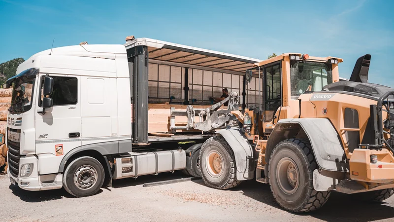 RawmanPictures - Sebastian Schiefermayr | Sägewerk Löberbauer | Lkw- und Radlader-Operation auf Baustelle, Logistik und Bauausrüstung.