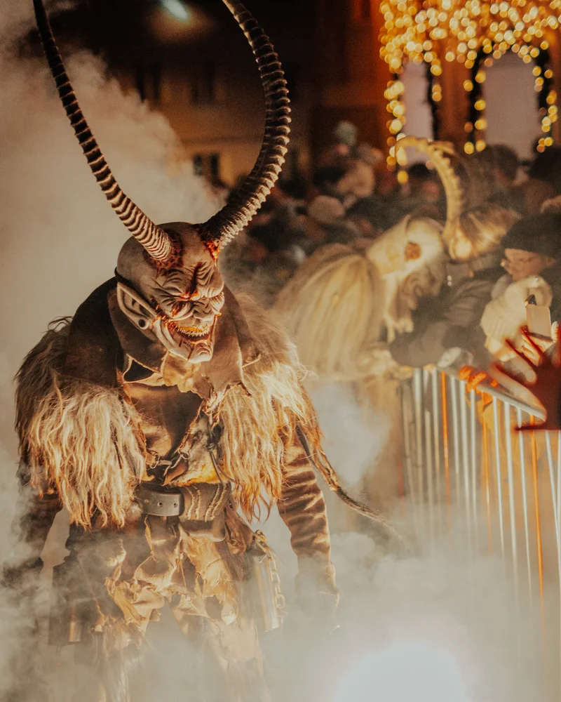 RawmanPictures - Sebastian Schiefermayr | Perchtenlauf Eferding | Kreatives Festtagsporträt: Traditionelle Masken und fesselnde Lichter. Eventfotografie.