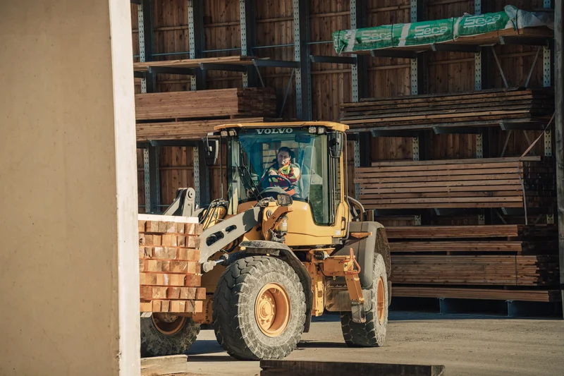 RawmanPictures - Sebastian Schiefermayr | Sägewerk Löberbauer | Baugeräte im Einsatz: Radlader transportiert Holzstapel auf Baustelle.