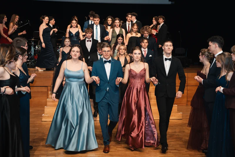 RawmanPictures - Sebastian Schiefermayr | Maturaball HTL1 | Eleganter Abschlussball mit stilvollen Abendkleidern und Anzügen für unvergessliche Fotomomente.
