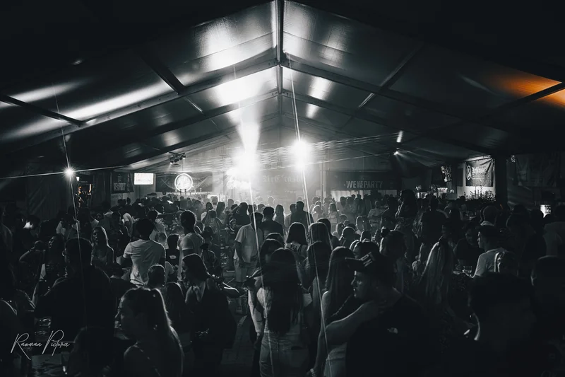 RawmanPictures - Sebastian Schiefermayr | Stadtfest-Marchtrenk  | Schwarz-Weiß-Fotografie: Partyatmosphäre in vollem Zelt, stimmungsvolle Beleuchtung.