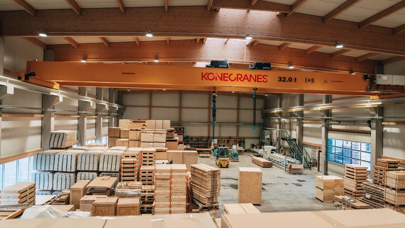 RawmanPictures - Sebastian Schiefermayr | Firmenshooting EasyBox GmbH | Großes Lager mit Kran, Holzpaletten und Gabelstapler für effiziente Logistik und Lagerhaltung.