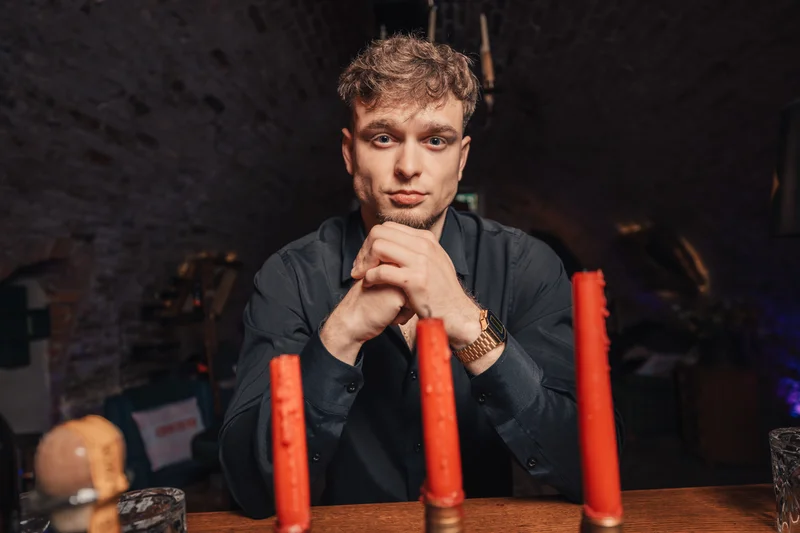 RawmanPictures - Sebastian Schiefermayr | Portraitshooting Kevin F. | Entspannter Porträtstil in warmem Ambiente für moderne Persönlichkeitsfotografie.