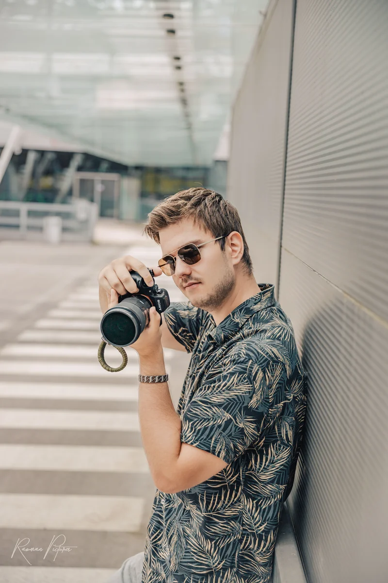 RawmanPictures - Sebastian Schiefermayr | Personal Shooting | Fotograf im urbanen Stil, entspannt mit Kamera, kreative Fotografie.