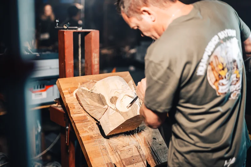 RawmanPictures - Sebastian Schiefermayr | Maskenausstellung | Künstler bei Holzschnitzerei in Werkstatt, kreative Handwerkskunst Fotografie.