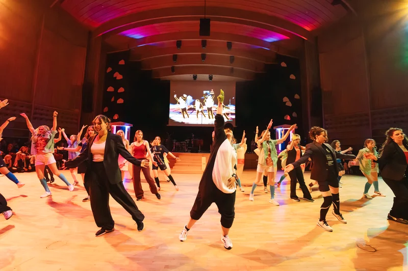 RawmanPictures - Sebastian Schiefermayr | Maturaball HTL1 | Tanzaufführung im Konzertsaal. Eventfotografie, lebendige Bewegungen, farbenfrohe Beleuchtung.