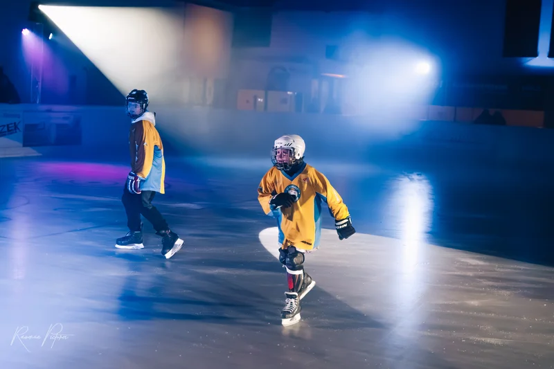 RawmanPictures - Sebastian Schiefermayr | Eisdisco Saisonfinale 2024 | Eishockey-Fotografie: Dynamische Aufnahme von Spielern bei eindrucksvoller Beleuchtung.
