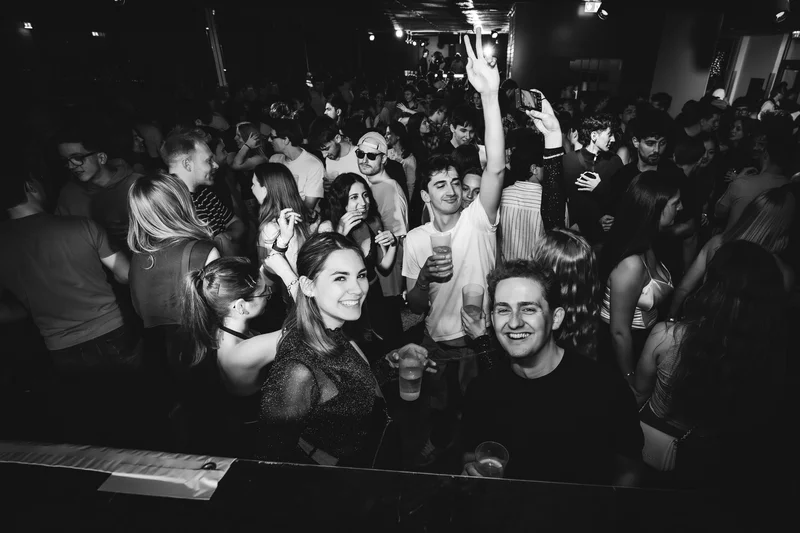 RawmanPictures - Sebastian Schiefermayr | JKU Mensafest | Schwarz-Weiß-Fotografie einer ausgelassenen Party, voller tanzender und lachender Menschen.