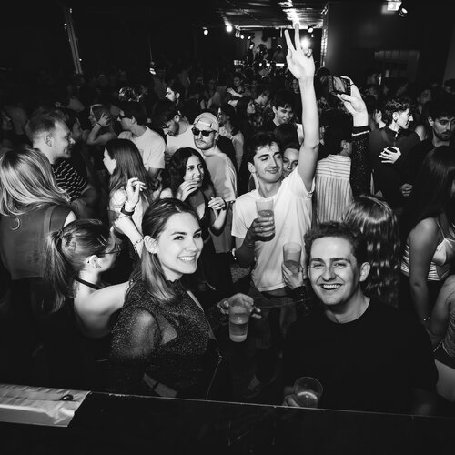 RawmanPictures - Sebastian Schiefermayr | JKU Mensafest | Schwarz-Weiß-Fotografie einer ausgelassenen Party, voller tanzender und lachender Menschen.