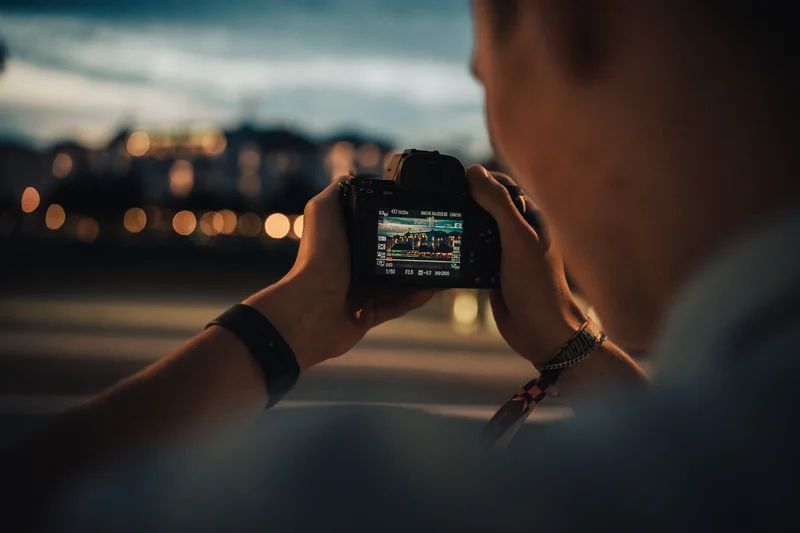 RawmanPictures - Sebastian Schiefermayr | Contentday Salzburg | Nachtfotografie mit Kamera: Perfekter Moment mit unscharfem Hintergrund eingefangen.