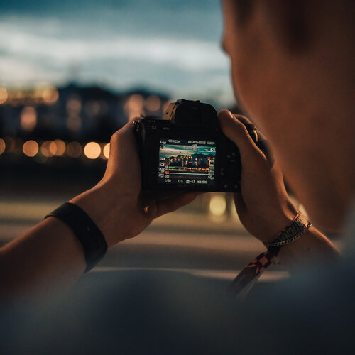 RawmanPictures - Sebastian Schiefermayr | Contentday Salzburg | Nachtfotografie mit Kamera: Perfekter Moment mit unscharfem Hintergrund eingefangen.